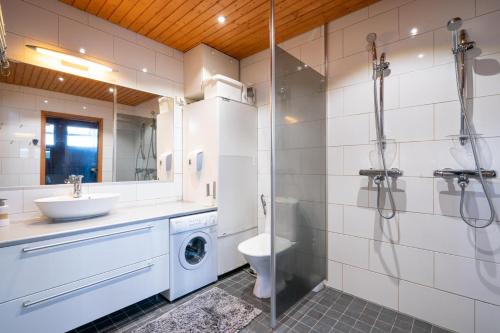 耶姆塞的住宿－Villa Peso2 - 8 henkilölle, HimosYkkösen alue, 70m²+40m²，一间带水槽、卫生间和淋浴的浴室