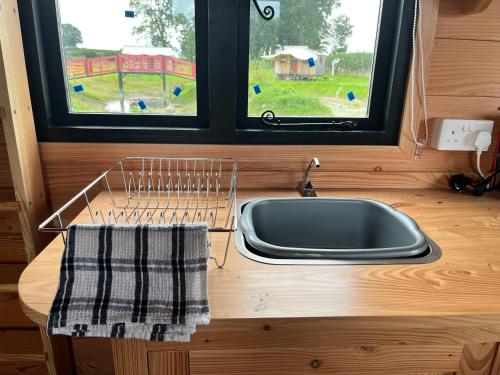 uma cozinha com um lavatório e uma janela em Beaver Tail Cabin em Hereford