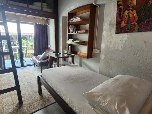 um quarto com uma cama, uma mesa e uma cadeira em Mingle Highstreet em Kuala Lumpur