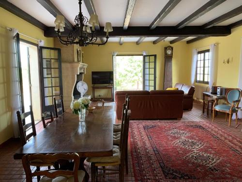 un salon avec une table et un canapé dans l'établissement View on Saint Emilion, à Pujols-sur-Ciron