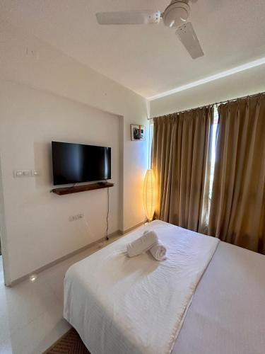 Postel nebo postele na pokoji v ubytování TATA Rio De Goa ,Good Stay 1 BHK Apartment,10 min from Airport, 604