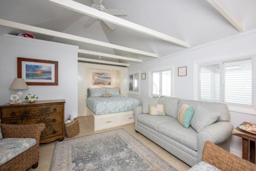 un soggiorno con divano e letto di Lillian's Cottage cottage a Harbour Island