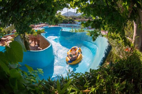 - un toboggan aquatique dans un parc aquatique dans l'établissement Caravelle Camping Village, à Ceriale