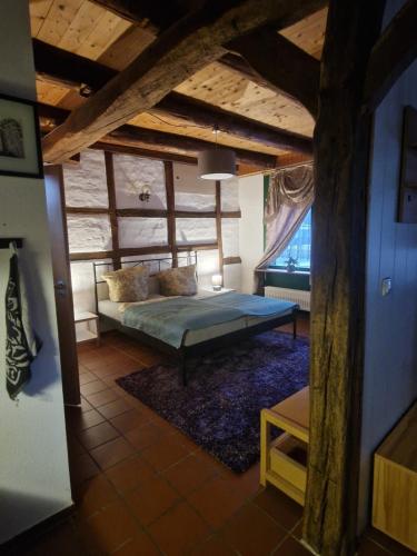 1 dormitorio con cama y ventana grande en Tiemann, en Preußisch Oldendorf