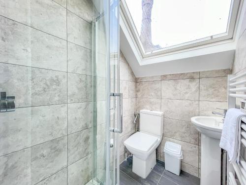a bathroom with a toilet and a sink at *RD9bC* For your most relaxed & Cosy stay + Free Parking + Free Fast WiFi * in Moortown