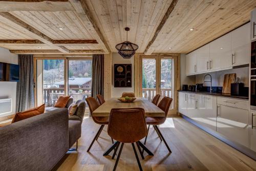 une cuisine et une salle à manger avec une table et des chaises dans l'établissement Residence la Blaitiere, à Chamonix-Mont-Blanc