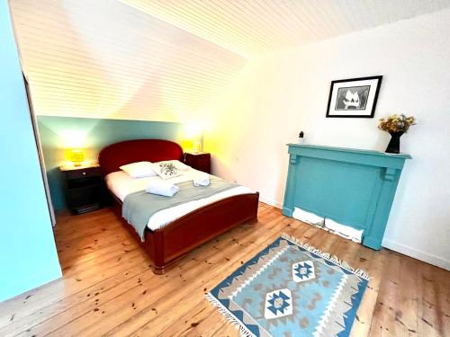 a bedroom with a bed and a blue fireplace at TY AR STIVELL, l’équilibre entre terre et mer 4-7 personnes à MOELAN SUR MER in Moëlan-sur-Mer
