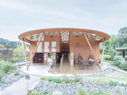 een huis met een rond dak met een tafel en stoelen bij Kur Park Nagayu in Nitta