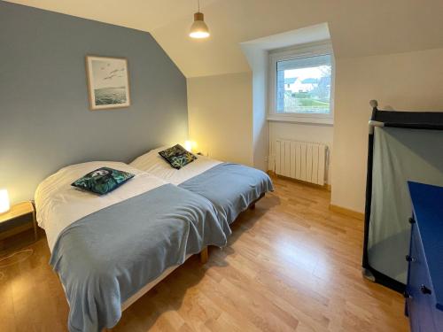 sypialnia z łóżkiem i telewizorem z płaskim ekranem w obiekcie Maison BADEN - Golfe du Morbihan w mieście Baden
