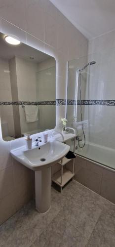 y baño con lavabo, ducha y espejo. en Ocean Pearl Apartment W, en Funchal