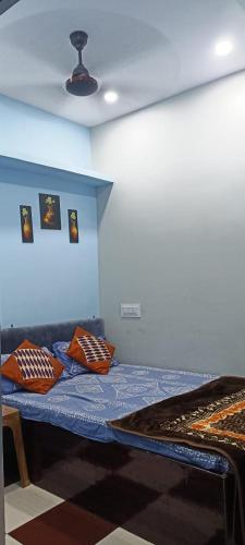 Una cama en una habitación con almohadas. en Bhagwati Guest House Ujjain, en Ujjain