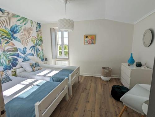 - une chambre avec 2 lits et un canapé dans l'établissement Bello Viso, proche Saint Emilion, à Belvès-de-Castillon