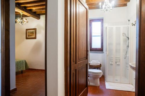 y baño con aseo y lavamanos. en Formica, en Montiano
