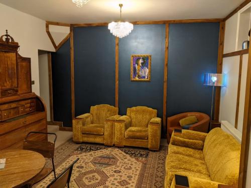 sala de estar con 2 sillas y sofá en Lovey Stable mews in hidden location, en Royal Tunbridge Wells