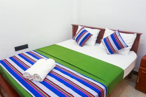 une chambre avec un lit avec des serviettes dessus dans l'établissement Lucky cottage, à Habaraduwa Central