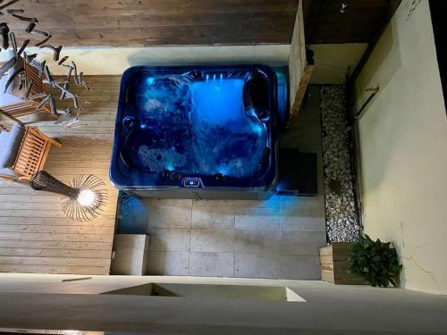 a large blue tub on the wall of a room at Villa Albizia 974 avec piscine et spa in Saint-Pierre