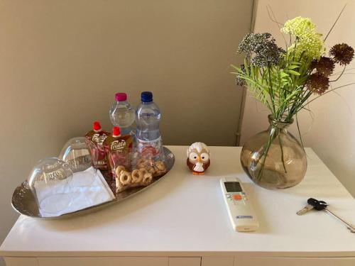 uma mesa com uma tigela de comida e um vaso de flores em Casa Olimpia em Terni