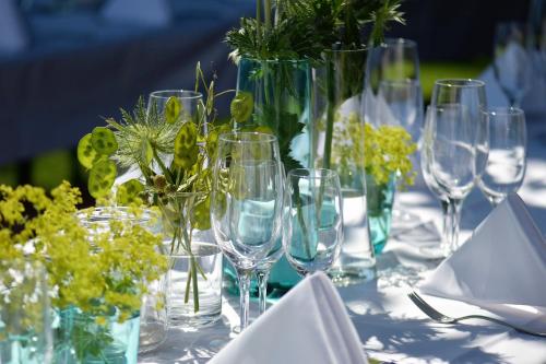 a table with wine glasses and flowers on it at Le gîte Calluna in Sablet