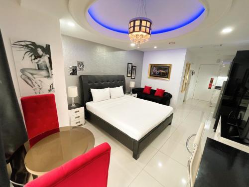 ein Schlafzimmer mit einem Bett und ein Wohnzimmer in der Unterkunft Kandi Palace Hotel D20 in Angeles
