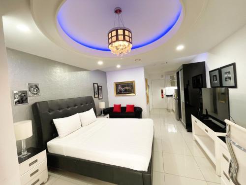 sypialnia z białym łóżkiem i niebieskim sufitem w obiekcie Kandi Palace Hotel D20 w mieście Angeles