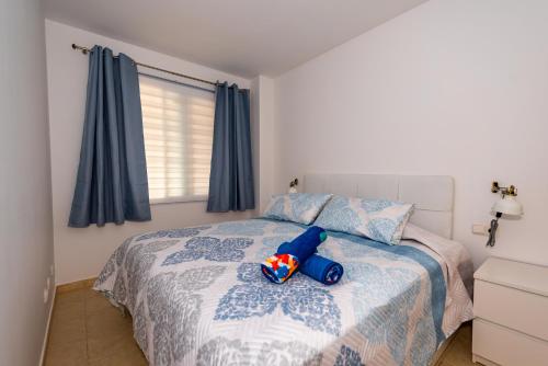 een slaapkamer met een bed met een knuffeldier erop bij Casa Laguna in Costa Calma