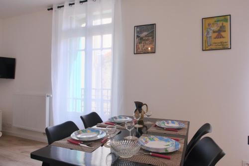 uma sala de jantar com uma mesa e cadeiras e uma janela em Puig Roja del Roser em Prats-de-Mollo-la-Preste