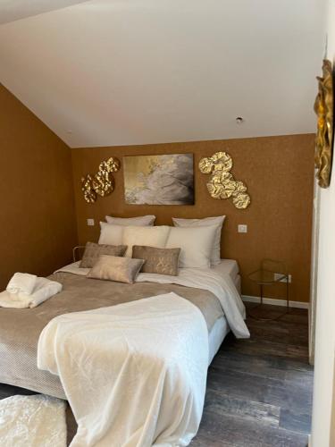 1 dormitorio con 2 camas grandes con sábanas blancas en Basel Airport Stay en Blotzheim