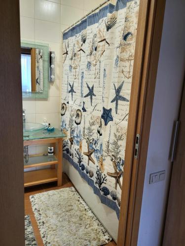 baño con cortina de ducha con estrellas en Уютная квартира для проживания, en Jūrmala