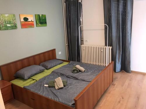 Un dormitorio con una cama con dos zapatos. en Apartman Luka, en Slavonski Brod