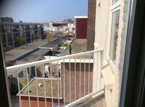 een balkon met uitzicht op een gebouw bij Nice apartment next to the beach in Scheveningen