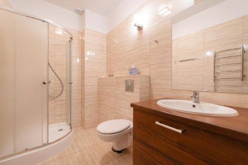 Bilik mandi di Apartament 4 Pory Roku basen sauna 200m plaża