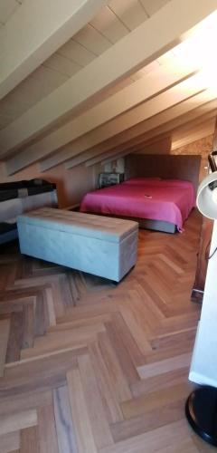 Duas camas sentadas no chão num sótão em LOGHINO Lombardo em Valdirame