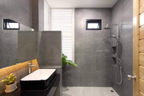een badkamer met een douche, een wastafel en een toilet bij Guest House Blue Andaman in Phra Ae beach