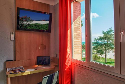 Televisyen dan/atau pusat hiburan di Hôtel Beau Rivage