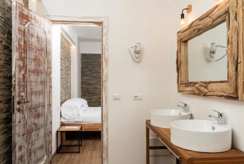 uma casa de banho com 2 lavatórios e um espelho em alle Stelle b&b em Anacapri