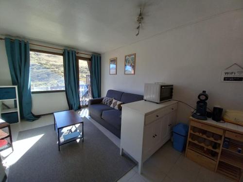 a living room with a couch and a microwave at Altissim Grizzly in Pas de la Casa