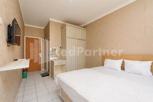 Ένα ή περισσότερα κρεβάτια σε δωμάτιο στο Tanres House Syariah Cilandak Mitra RedDoorz