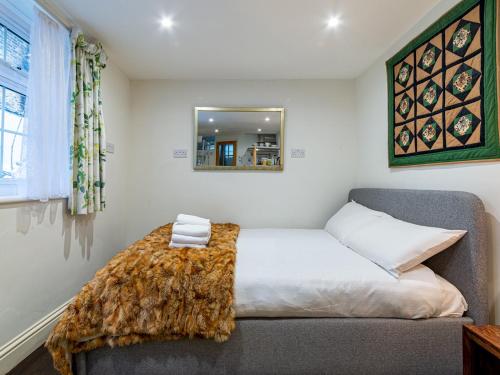 1 dormitorio con cama y espejo en Pass the Keys Cozy studio flat in trendy Brixton en Londres