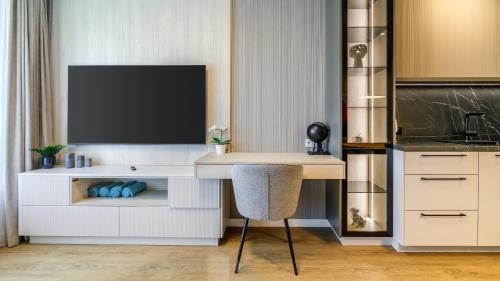 een keuken met een bureau en een televisie. bij Plac Unii Centrum - Comfy Apartments in Gdynia