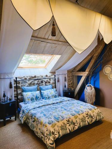 - une chambre avec un lit au toit dans l'établissement Les Causeries du Monde, à Chamboulive