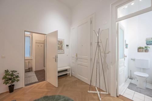 a white room with a bathroom with a toilet at Cosy City Center Apartment in Vienna
