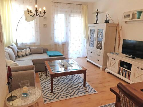ein Wohnzimmer mit einer Couch und einem Couchtisch in der Unterkunft Ferienwohnung Dünenweg Piepen in Heringsdorf