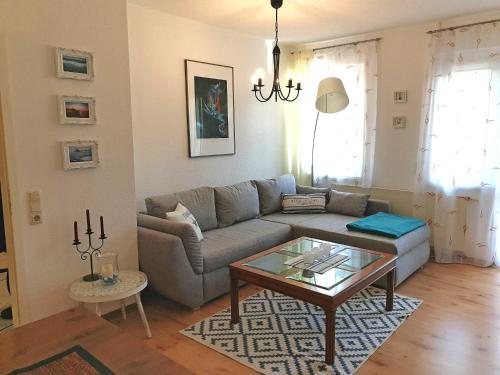ein Wohnzimmer mit einer Couch und einem Tisch in der Unterkunft Ferienwohnung Dünenweg Piepen in Heringsdorf