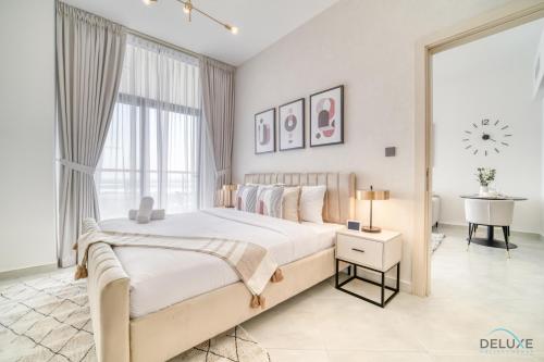 Postel nebo postele na pokoji v ubytování Timeless 1BR at Binghatti Avenue Al Jaddaf by Deluxe Holiday Homes