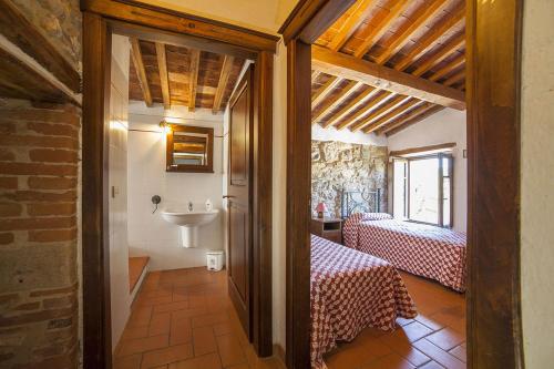 CastellʼAzzaraにあるPodere Le Ghiandeのバスルーム(洗面台、トイレ付)が備わります。