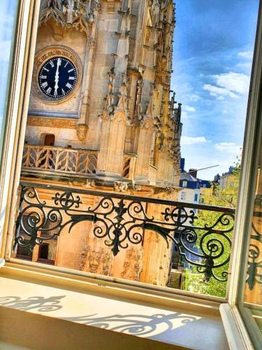 - une vue sur un bâtiment doté d'une tour d'horloge dans l'établissement suite st lo 2, à Rouen