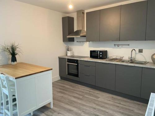 Una cocina o zona de cocina en Stunning huge openplan 2Bed flat