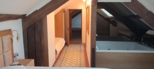 ein Bad mit einer Badewanne in einem Zimmer in der Unterkunft Villa Raspail in Ivry-sur-Seine