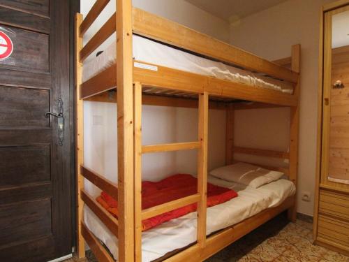 Zimmer mit Etagenbett und 2 Etagenbetten in der Unterkunft Appartement Huez, 1 pièce, 4 personnes - FR-1-405-205 in Huez