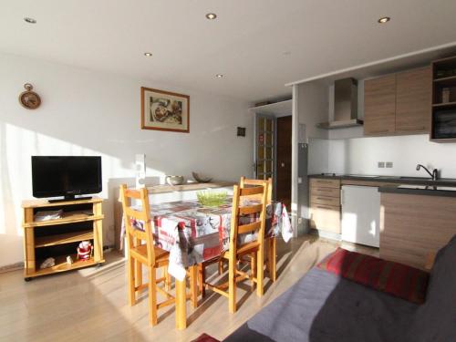 une cuisine avec une table et des chaises dans une pièce dans l'établissement Studio confortable pour 4, à 50m des pistes et proche commodités - L'Alpe d'Huez - FR-1-405-205, à Huez